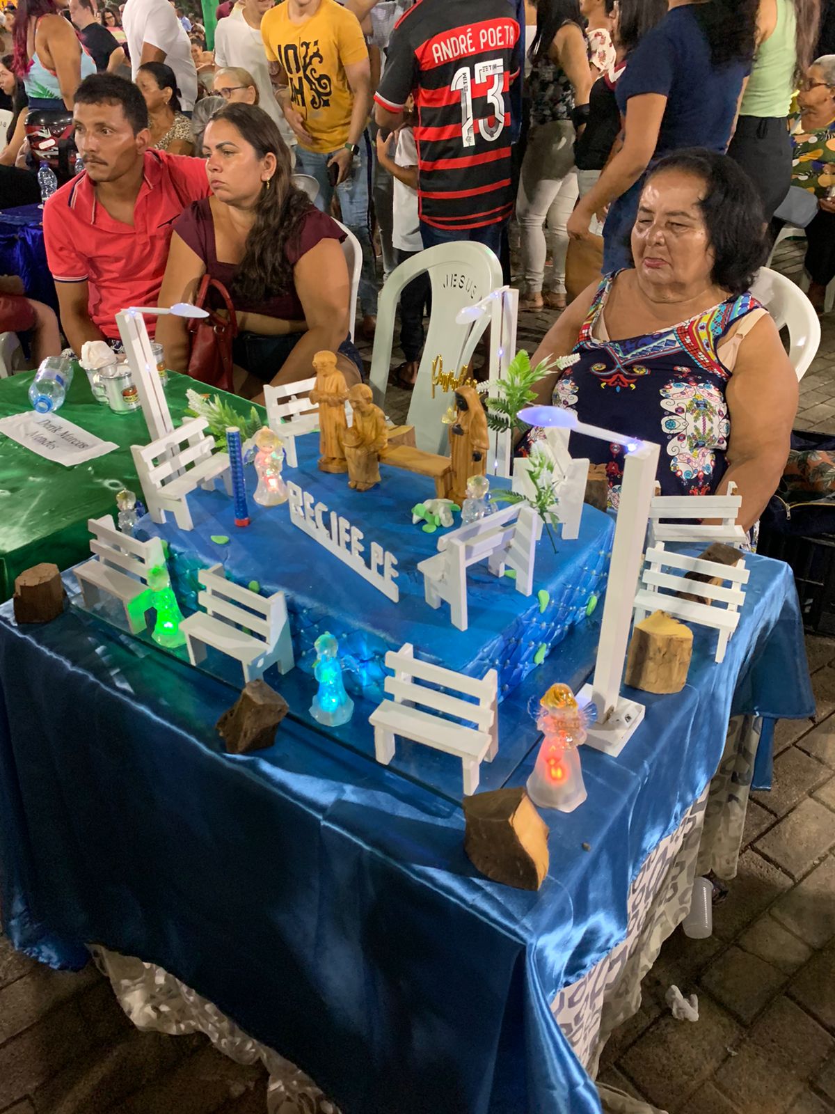 Pessoas levam seus bolos, para cantarem os parabéns ao Padim.